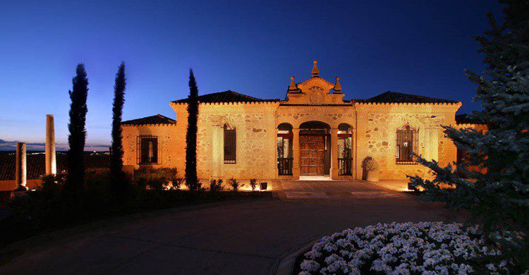 Exteriores del hotel (http://www.hotelcigarralelbosque.com/)