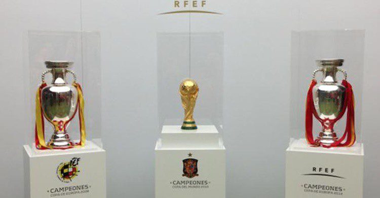 La Coma del Mundo y dos Eurocopas, en el museo de la selección española (http://cdn2.sefutbol.com/sites/default/files/n/trofeos_0.jpg)
