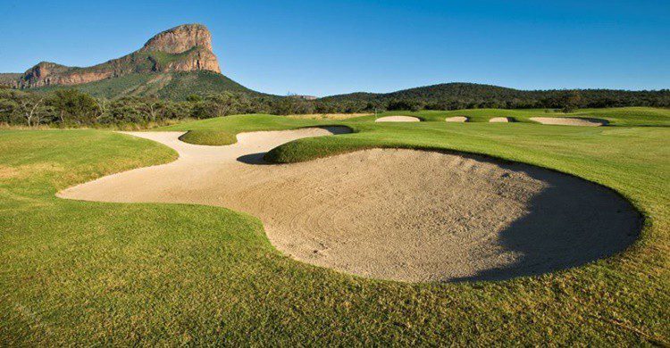 Legend Golf & Safari Resort y al fondo, la montaña del '19º Extreme' (https://www.facebook.com/legendsgroup/)