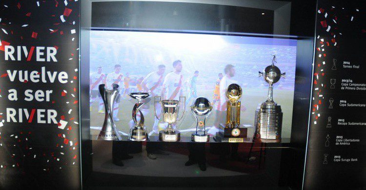 Trofeos en el museo de River Plate (http://www.cariverplate.com.ar/imagenes/contenidos/2015-12/3610-museosigloxxi-03.jpg)