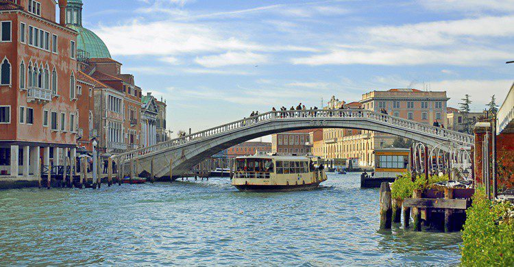 Puente de los Descalzos. Bernotto (iStock)