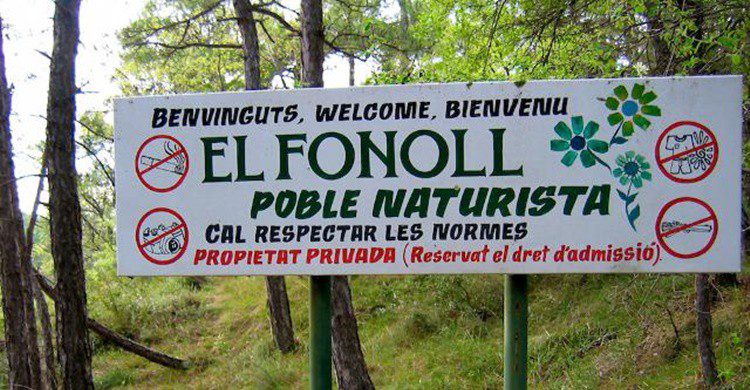 Un cartel anuncia a la entrada de Fenell. (http://ene-naturismo.org)