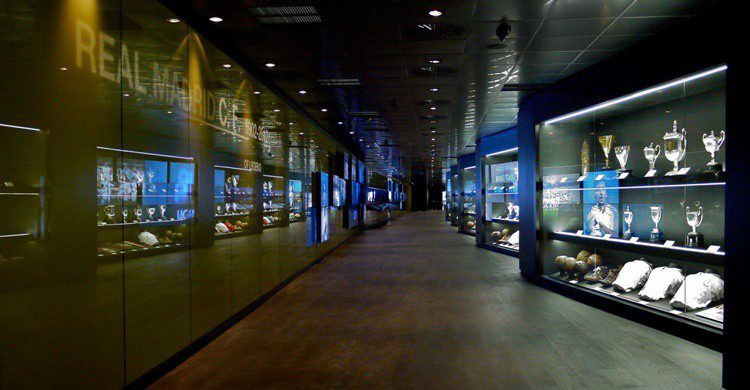 Una de las salas del museo del Bernabéu (http://www.realmadrid.com/cs/Satellite?blobcol=urldata&blobheader=image%2Fjpeg&blobkey=id&blobtable=MungoBlobs&blobwhere=1203356345960&ssbinary=true)