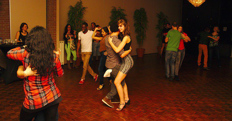 Kizomba (Dennis van Zuijlekom, Flickr)