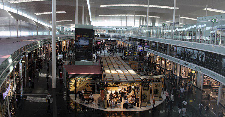 T1 del aeropuerto del Prat de Barcelona. Dino Geromella (iStock)
