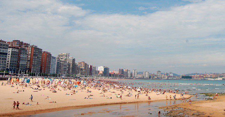 Playa de San Lorenzo. Hector Alejandro Nuñez Estevez (Flickr)