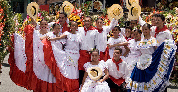 Colombianos ataviados con el traje típico de Medellín durante la Feria de las Flores. Katja Hasselkus (Flickr)