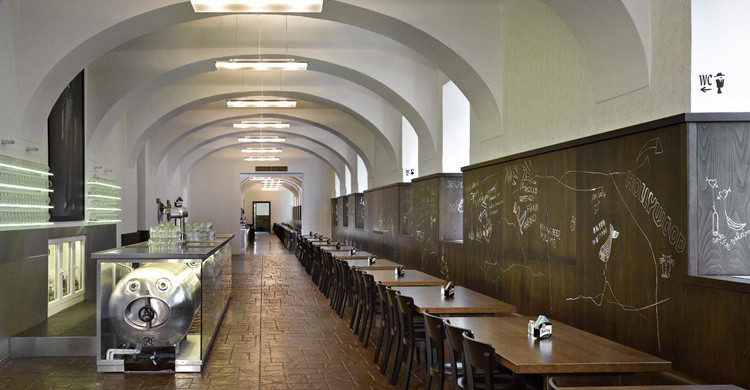 Restaurante Lokál Dlouhááá (http://lokal-dlouha.ambi.cz/en/)