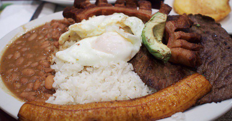 Bandeja Paisa. Chun Yip So (Flickr)