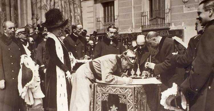 Imagen de la firma del acta de inauguración de las obras por parte de Alfonso XIII (granvia.memoriademadrid.es)