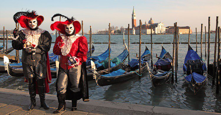 Hombres disfrazados en Venecia. Rglinsky (iStock)