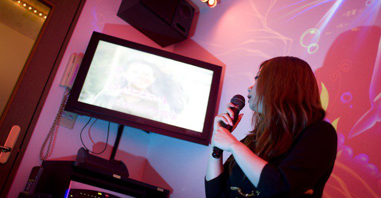 Interior de un karaoke. Bbossom (iStock)