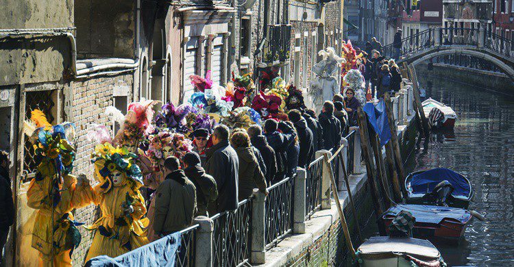 Disfrazados por las calles. SorinVidis (iStock)
