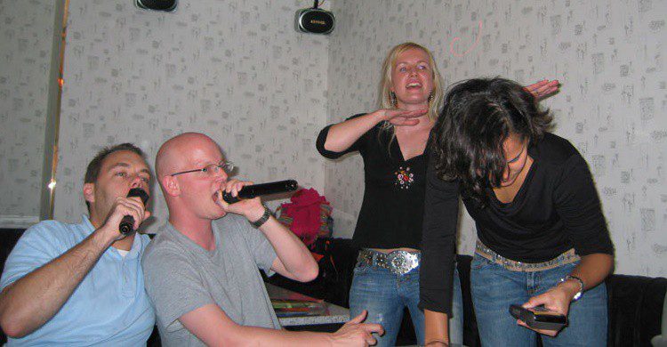 Occidentales en un karaoke. Peter (Flickr)