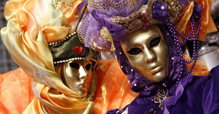 Venecianos disfrazados en una fiesta de carnaval. Mandymin (iStock)