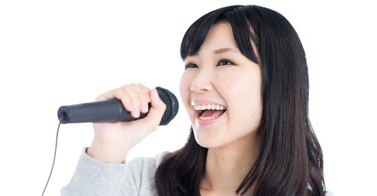 Joven japonesa cantando. Violet-blue (iStock)