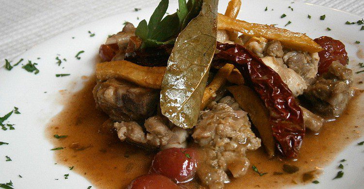 Caldereta típica de cabrito con patatas Restaurante Alberjerte (Valle del Jerte – Valle Cereza, Foter)
