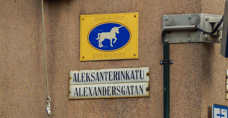 Un unicornio en una calle de Helsinki. (http://travel-cam.net/img/art_opis/246-055.jpg)