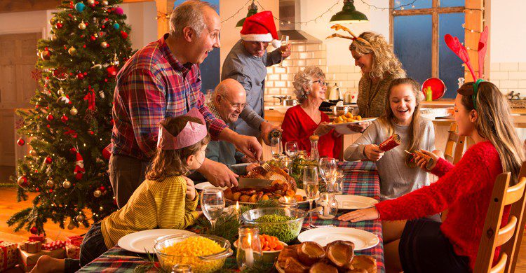 Si tienes que pasar las navidades en otro país, una buena solución puede ser llevar allí a tu familia (iStock)