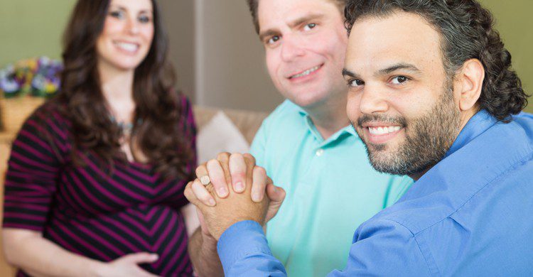 La gestación subrogada para parejas homosexuales no está permitida en muchos países (iStock)