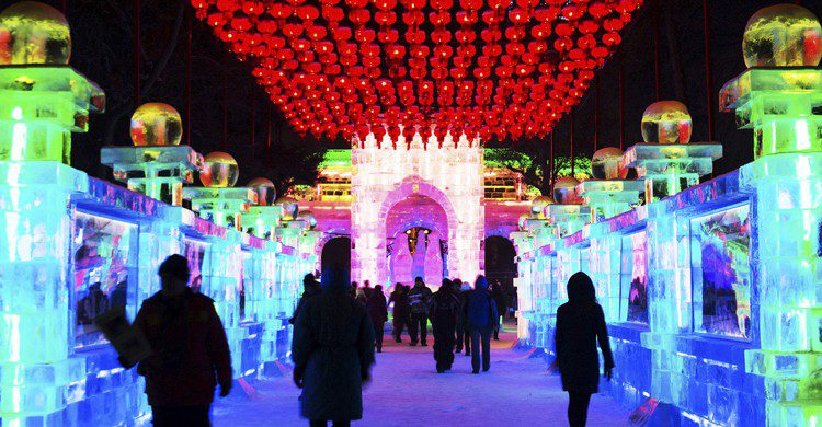 Exhibición de linternas de hielo (aphotostory, iStock)