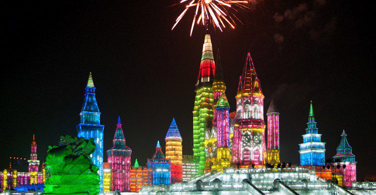 Ciudad de hielo de Harbin en Navidad (Shipsony, iStock)