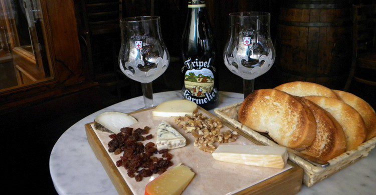 Tabla de quesos acompañada de tripel karmelit (Cervecería Oldenburg, Facebook)