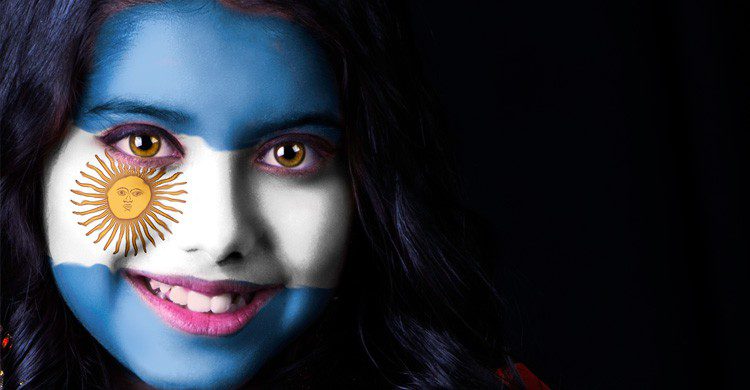 mujer argentina con la bandera pintada (Istock)
