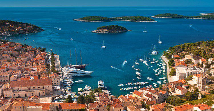 Puerto en la ciudad de Hvar y de fondo sus pequeñas y paradisíacas islas. Morozena (iStock)