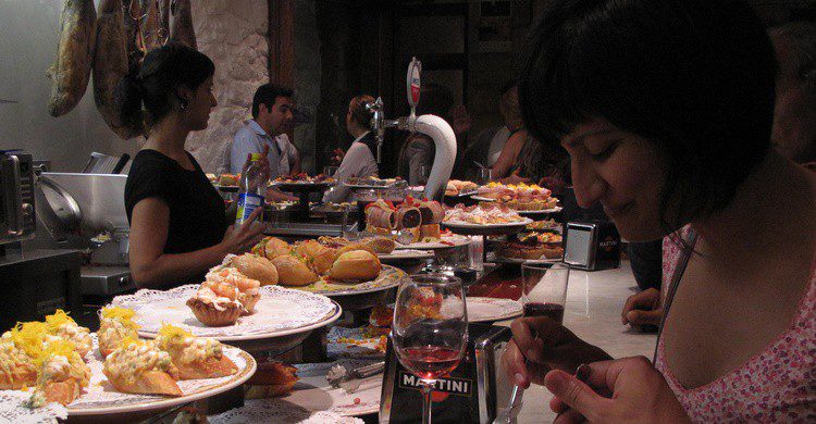 Barra de bar llena de pintxos. Cecilia (Flickr)