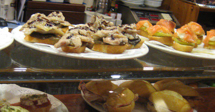 Pintxos en un bar típico del País Vasco. Boca Dorada (Flickr)