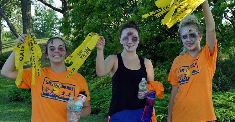 participantes en una carrera zombi