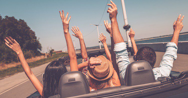 Road trip de un grupo de amigos. G-stockstudio (iStock)