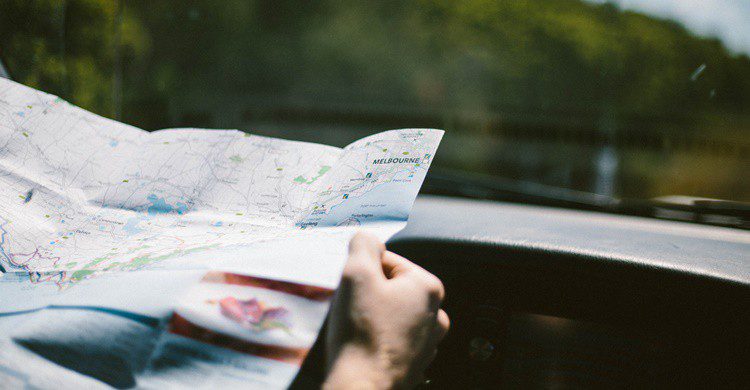 Conductor con su mapa en papel. Nicole-Robinson (iStock)