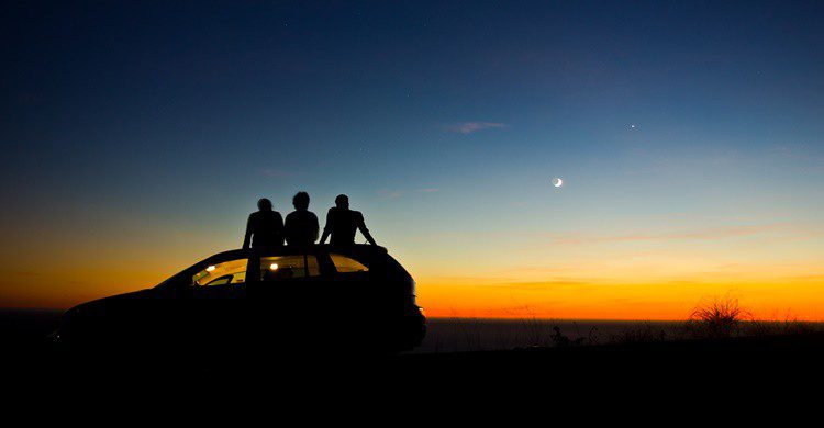 La noche se les echa encima a un grupo de amigos que están de road trip. Antolikjan (iStock)