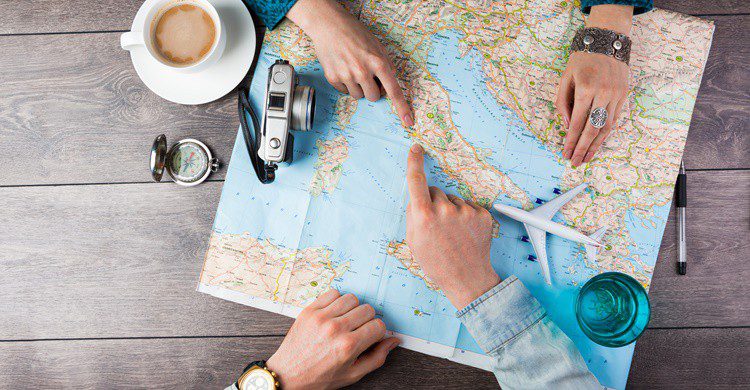Una pareja planea un viaje por Europa. Fly_dragonfly (iStock)