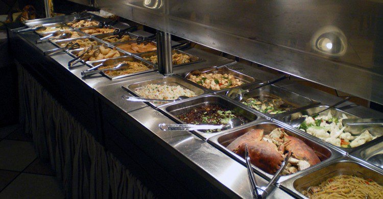 Expositores del buffet oriental (Sigland, Facebook)