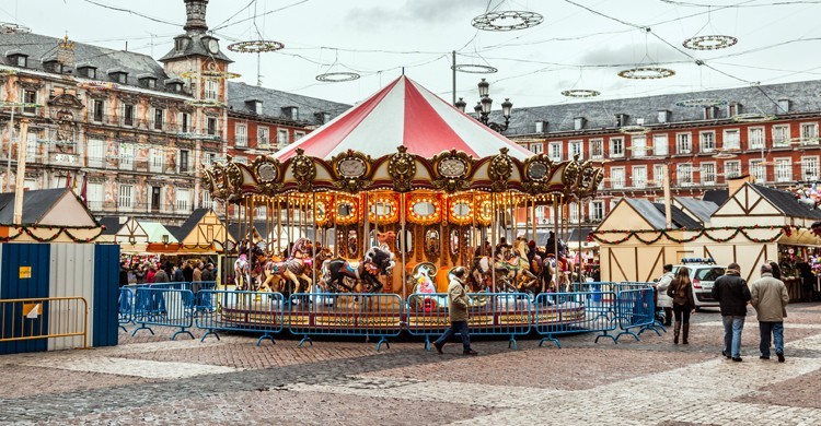 Mercadillo navideño de la Plaza Mayor en Madrid, España