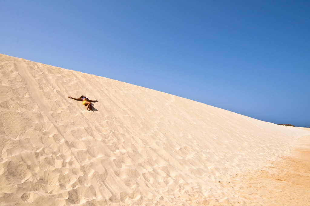 Las Dunas están situadas al norte de Fuerteventura y forman un parque natural de más de 2.500 hectáreas que es uno de los grandes atractivos turísticos de las islas Canarias .Foto: Romeopix