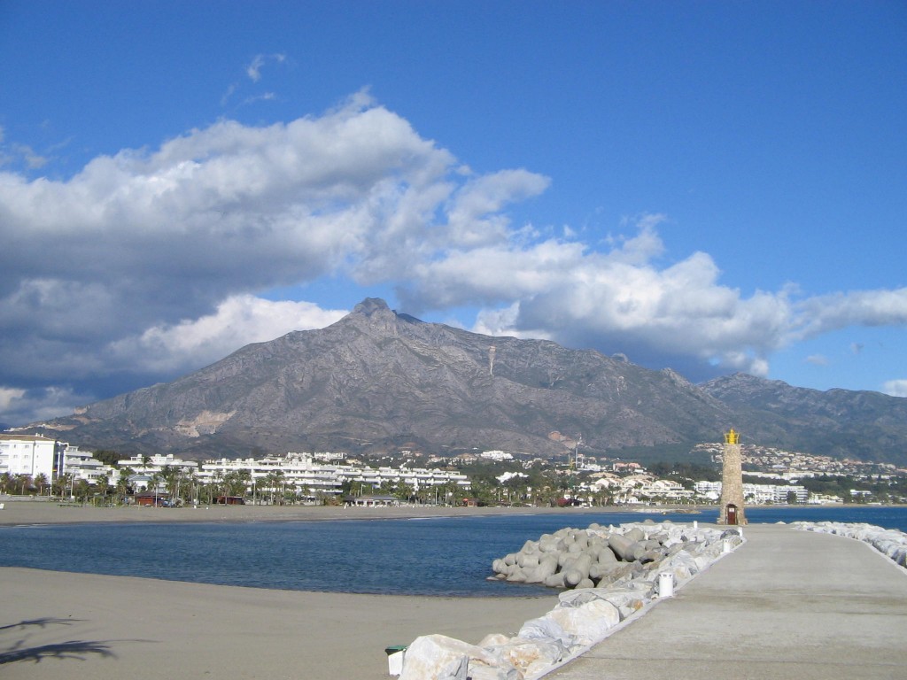 Harbor_in_Puerto_Banus,_Costa_del_Sol,_Spain,_Dec_2004_3