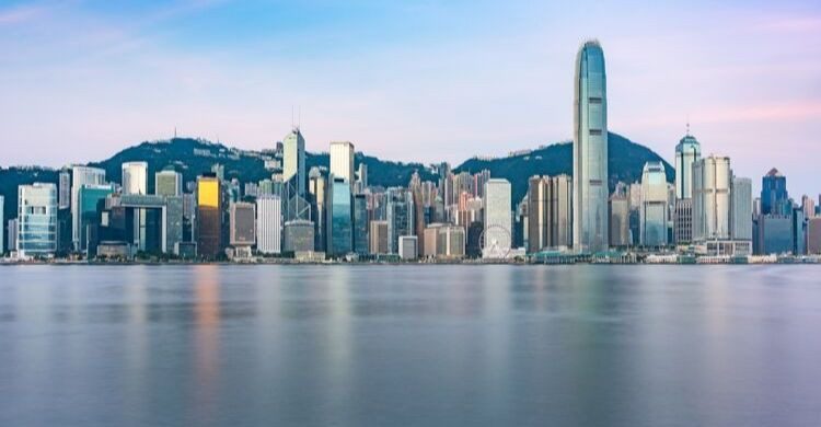 El International Commerce Center destaca en el skyline de Hong Kong (istock)