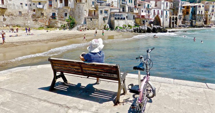 Descansando tras un paseo en bici en Sicilia (Pixabay)