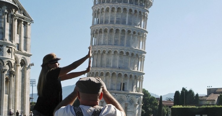 Sujetando la Torre de Pisa (Istock)