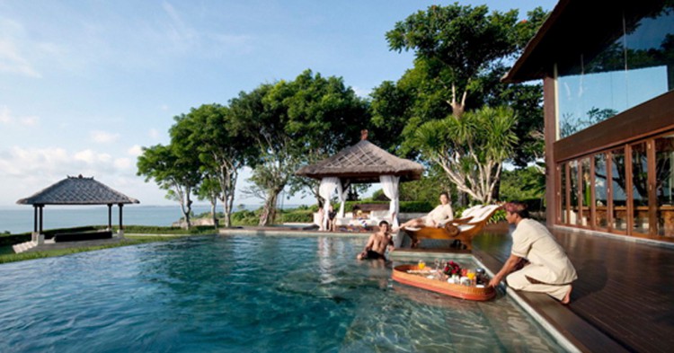 Brunch en la piscina en el Ayana Resort de Bali