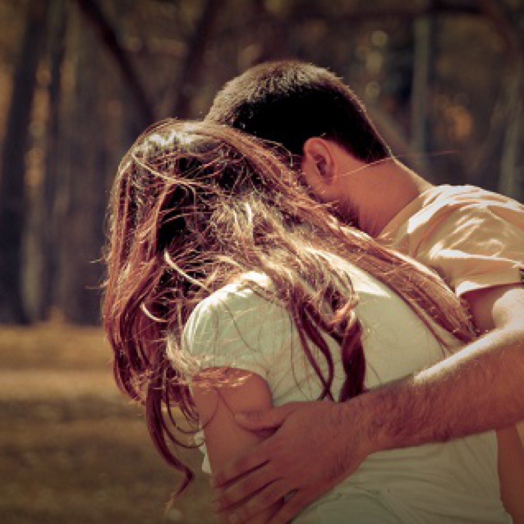 Un hombre abraza de forma protectora a una mujer