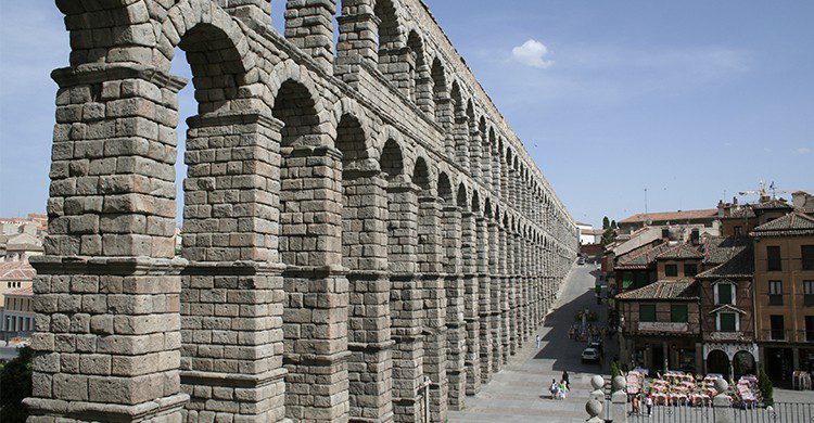El acueducto se alza imponente en Segovia
