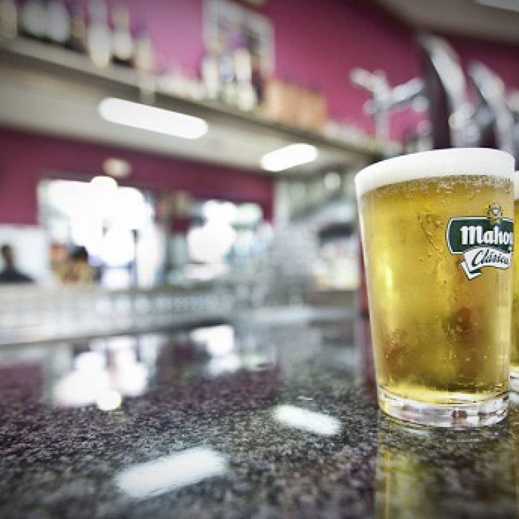 Dos cañas de cerveza en un bar