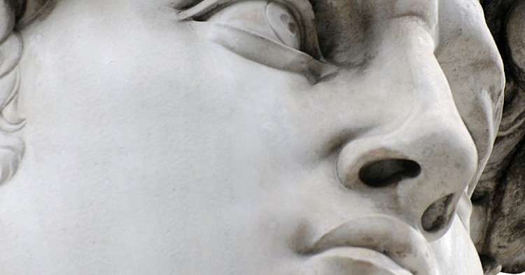 Su propia inclinación pone en peligro la escultura con el paso del tiempo. (iStock)