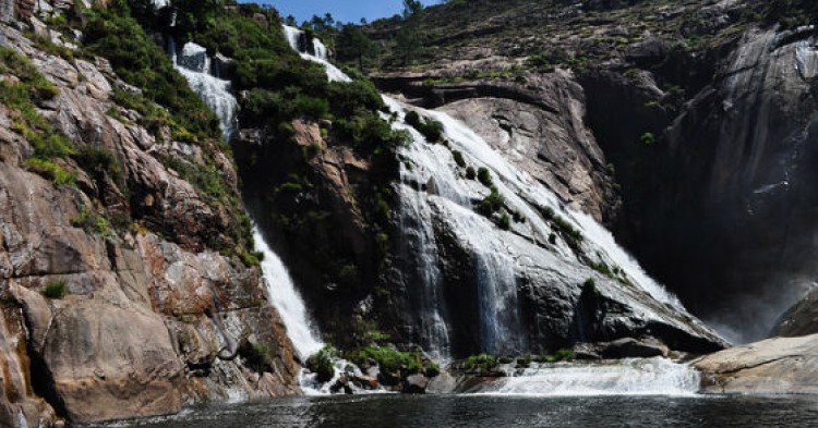 ¿Una cascada que cae directamente del mar? En Coruña es posible. (iStock)