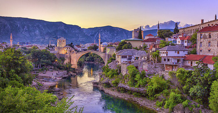 El encanto del atardecer en Bosnia(Istock)